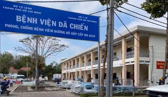 Bệnh viện dã chiến Củ Chi nằm trong khuôn viên của trường đào tạo thuộc Bộ Tư lệnh thành phố Hồ Chí Minh.