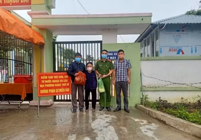 Các lực lượng chức năng làm nhiệm vụ ở khu cách ly đón nhận món quà của cụ. Ảnh Sỹ Đức