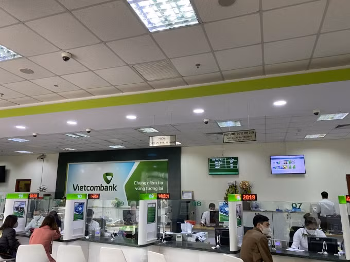 Vietcombank cam kết giảm lãi và tung gói tín dụng hỗ trợ khách hàng trong mùa dịch Covid-19. Ảnh: Dương Lâm