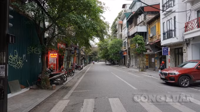 Phố Bát Đàn (Hoàn Kiếm) rộng thênh thang, thỉnh thoảng mới có một bóng người qua lại. Ảnh H.Long.