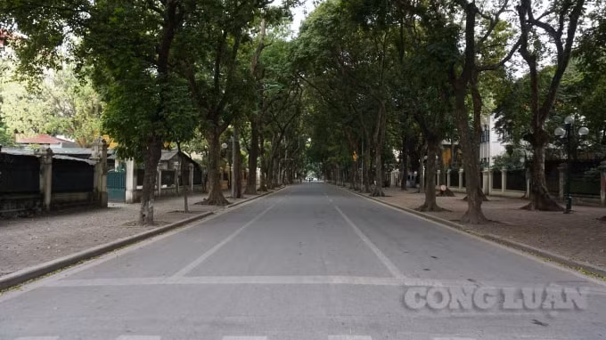 Phố Phan Đình Phùng yên bình trong ngày đầu tiên thực hiện cách ly toàn xã hội trong vòng 15 ngày kể từ 0h ngày 1/4/2020 trên phạm vi toàn quốc theo nguyên tắc gia đình cách ly với gia đình, thôn bản cách ly với thôn bản, xã cách ly với xã, huyện cách ly với huyện, tỉnh cách ly với tỉnh, phân xưởng, nhà máy sản xuất phải bảo đảm khoảng cách an toàn, đeo khẩu trang, thực hiện khử trùng, diệt khuẩn theo quy định. Ảnh H.Long.