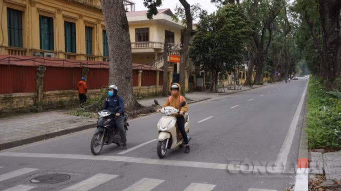 Mặc dù lưu lượng phương tiện tham gia giao thông đã giảm rất nhiều thế nhưng người dân vẫn chấp hành luật giao thông đường bộ. Ảnh người dân đứng chờ đèn tín hiệu giao thông trên phố Hoàng Diệu. Ảnh: H.Long.