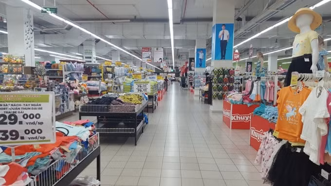 Các gian hàng bày bán quần áo, giày dép... heo hút khách mua.
