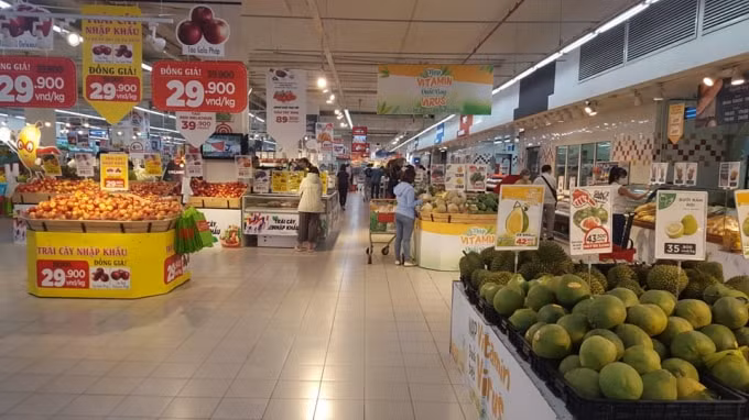 Tại khu vực bày bán thực phẩm và các nhu yếu phẩm vẫn có người đến mua nhưng đa số đều đeo khẩu trang khi có mặt tại đây.