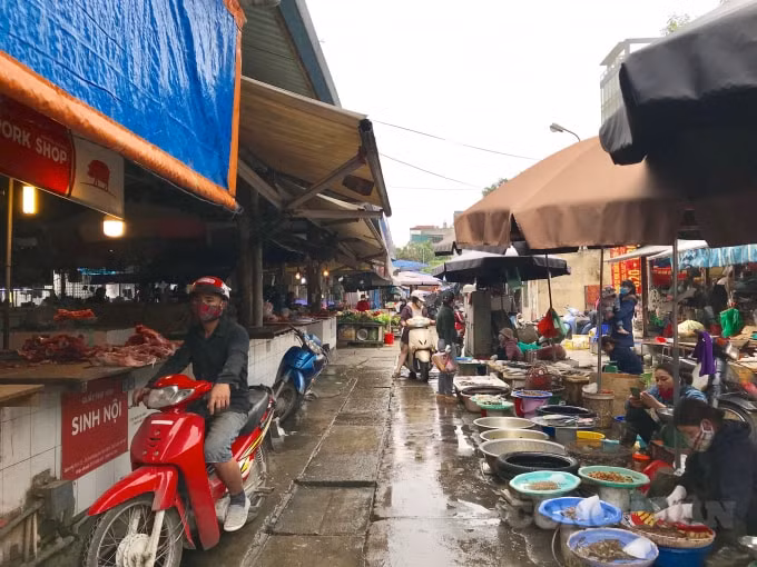 Thông tin từ một số tiểu thương, hiện loại thịt ba chỉ và xương sườn lợn được bán với giá 180 nghìn đồng/kg, cá chép thường là 70 nghìn đồng/kg, cá chép giòn có giá 150 nghìn đồng/kg.