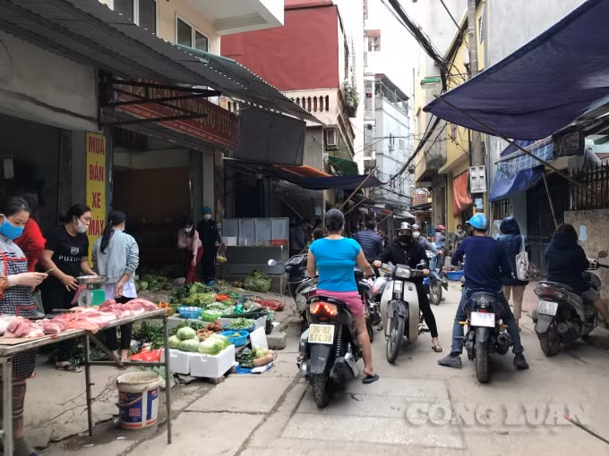 Chị Lý Thanh Thảo cho biết, giá cả có chút biến động, đặc biệt là các mặt hàng rau xanh, củ, quả,...