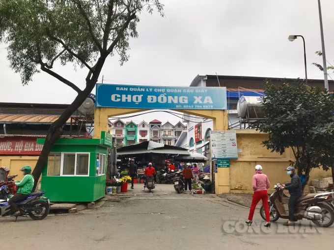 Tại chợ Đồng Xa (quận Cầu Giấy), hoạt động mua bán vẫn diễn ra bình thường, các mặt hàng tiêu dùng cũng rất đa dạng