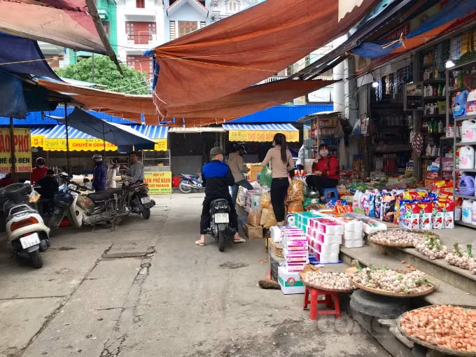 Một số cửa hàng đồ khô vẫn đang thu hút khá nhiều người dân tới mua sắm