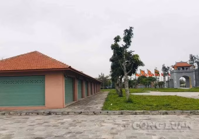 Những gian hàng kinh doanh tại Đền Hùng đã đóng cửa.