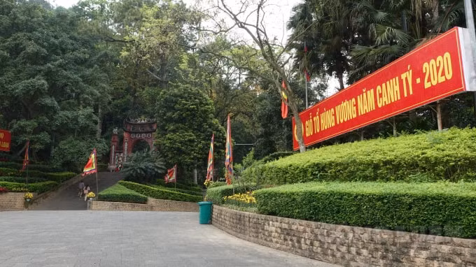 Nhiều người dân tuân thủ theo chỉ thỉ của Thủ tướng ban hành hạn chế ra ngoài... Đền Hùng trở nên vắng lặng.