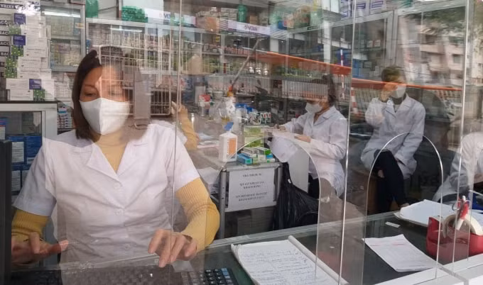 Nhiều nơi, để phòng tránh dịch, đã che bằng lớp kính nhựa trong suốt (ảnh Minh Triết).
