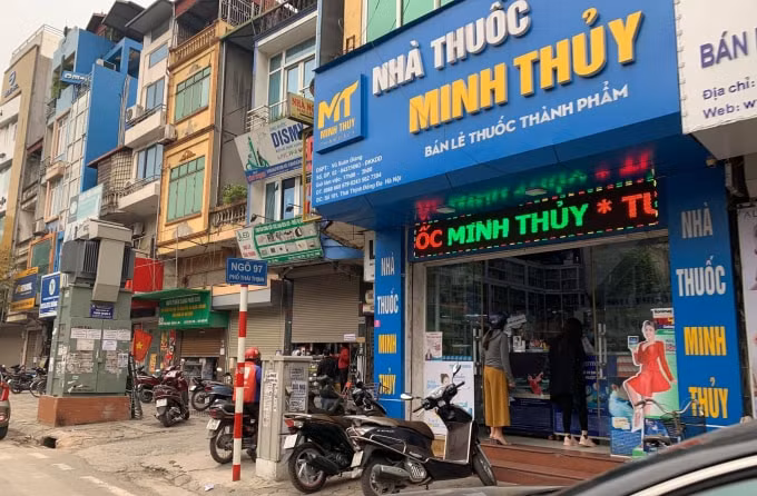 Cả khu phố gần như đóng cửa, chỉ quầy thuốc mở của phục vụ người dân (ảnh Minh Triết).