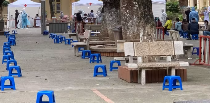 Bên trong sân trường, các bác sĩ đang làm việc để test nhanh phát hiện người nhiễm Covid -19 (ảnh Minh Triết).