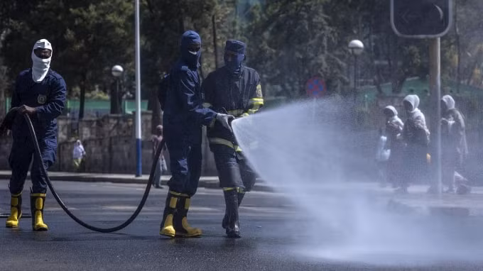 Phun thuốc khử trùng trên đường. Ảnh: africanews