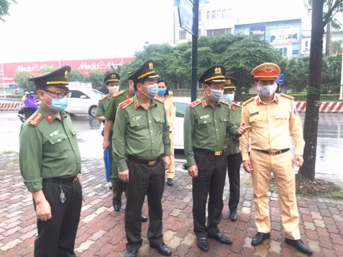 Trung tướng Đoàn Duy Khương, Giám đốc CA TP. Hà Nội chỉ đạo các lực lượng thực hiện nghiêm công tác cách ly xã hội, giám sát, phòng, chống dịch bệnh COVID-19. Ảnh: CAHN.
