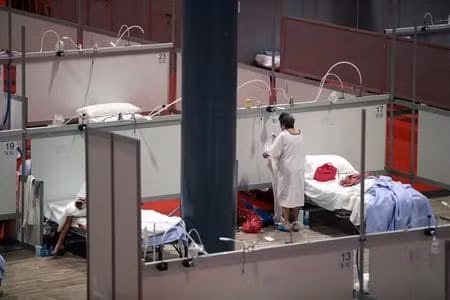 Một bệnh viện dã chiến tại trung tâm IFEMA ở Madrid, Tây Ban Nha. Ảnh: Reuters
