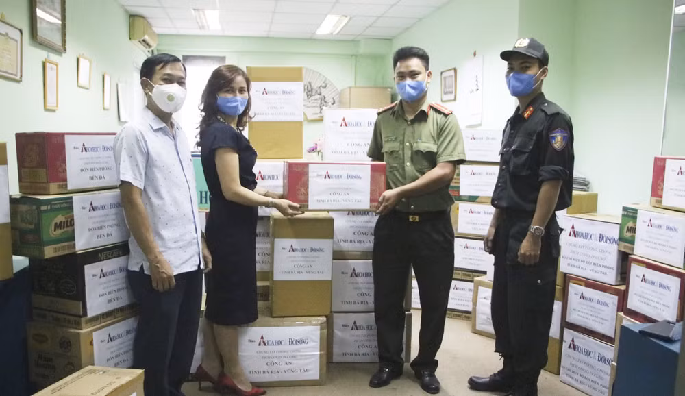 Đại diện Báo KH&ĐS - Nhà báo Bùi Hương trao tặng trang thiết bị vật tư y tế cho Công an tỉnh Bà Rịa - Vũng Tàu. Ảnh: PV