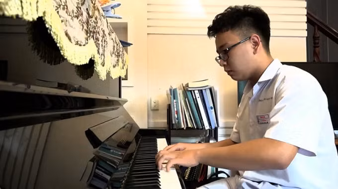 Lê Đình Nam có thể “sáng tác” rap với lời là các bài học lượng giác để giúp các bạn dễ ôn tập.