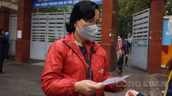 Bà Nguyễn Thị Phương Anh phường Láng Thượng (Đống Đa, Hà Nội) vui mừng vì kết quả xét nghiệm âm tính với virus SARS-CoV-2 sau khi tới thăm người nhà tại Bệnh viện Bạch Mai. Ảnh H.Long.