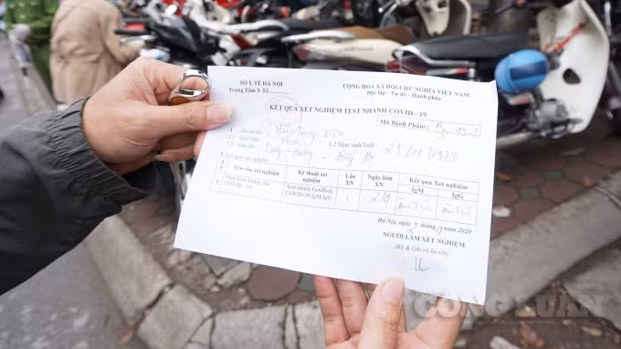 Đây là phiếu kết quả xét nghiệm được cơ quan chức năng cấp cho một người dân được xác đinh âm tính với virus SARS-CoV-2. Ảnh H.Long.
