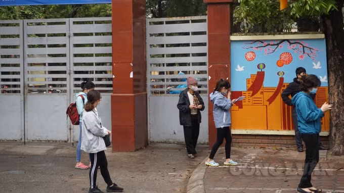 khoảng hơn 2h đã có những người được xét nghiệm xong cho kết quả âm tính và ra về. Ảnh H.Long.