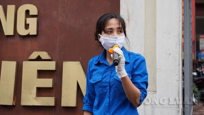 Bên ngoài các cơ quan chức năng và chính quyền địa phương vẫn đọc loa tuyên truyền vận động người dân đứng cách xa tối thiểu 2 mét. Ảnh H.Long.