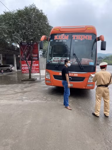 Lực lượng CSGT tiến hành kiểm tra, xử lý người điều khiển phương tiện chở khách không chấp hành