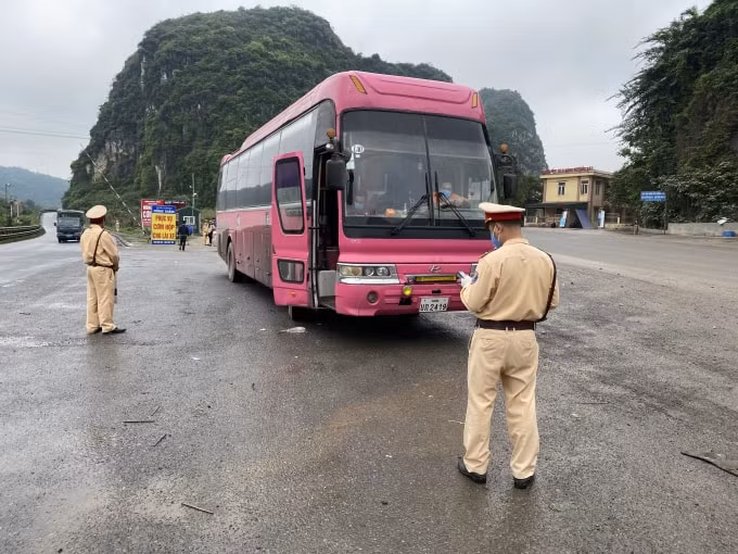 Điểm chốt tại Dốc Xây, Bỉm Sơn cũng được kiểm soát chặt chẽ, đặc biệt là đối với phương tiện vận tải hành khách
