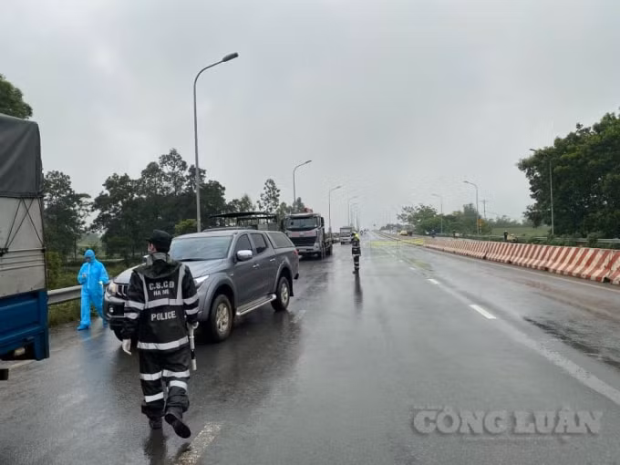Lực lượng liên ngành gồm Cảnh sát giao thông, Cảnh sát trật tự, Cảnh sát cơ động, Thanh tra Giao thông Vận tải và Y tế tại chốt số 17 đầu cầu Vĩnh Thịn - Quốc lộ 32 tổ chức kiểm soát
