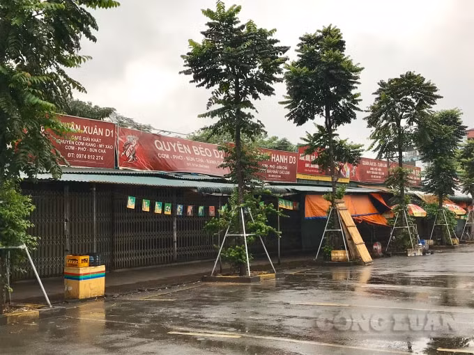 Dãy hàng quán bên trong bến xe đã đóng cửa