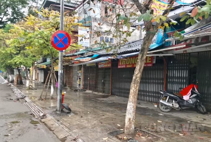 Hàng quán dọc đường Giải Phóng đã đóng cửa hoàn toàn