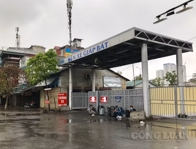 Một số hành khách vẫn tập trung tại cổng ra bến xe Giáp Bát để chờ đợi một chuyến xe...