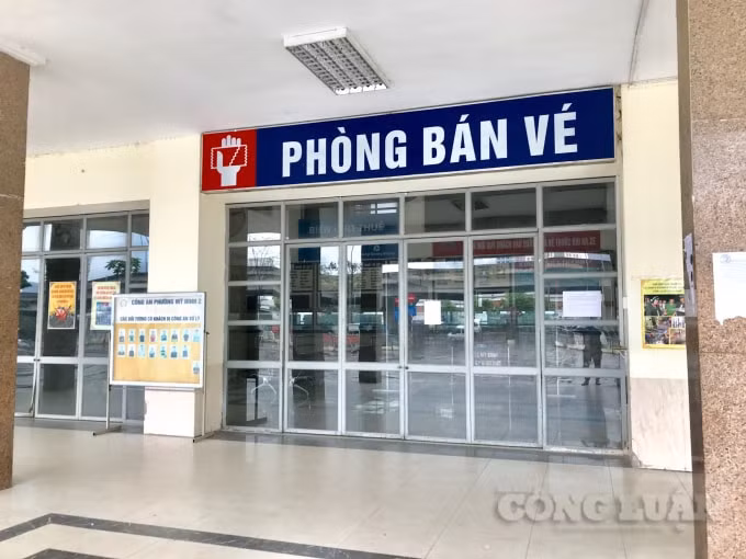 Quầy bán vé, căng tin, và các quầy phục vụ khác trong bến đểu 