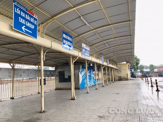 Khung cảnh vắng lặng tại khu vực trả khách của bến xe Mỹ Đình