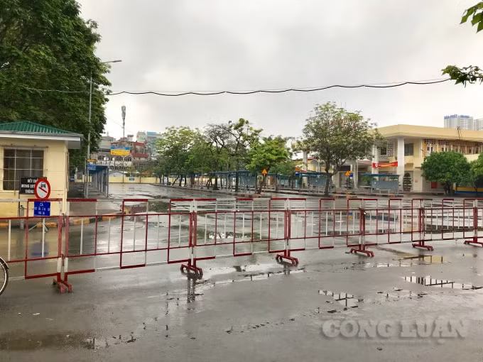 Hàng rào Barie đã được kéo ra để ngăn chặn người đi vào trong những ngày Bến xe Giáp Bát đóng cửa phòng chống dịch bệnh Covid-19