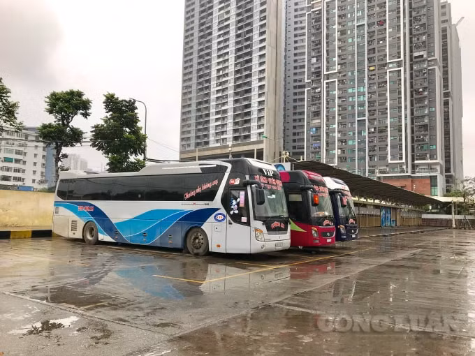 Một số nhân viên trực tại bến không khỏi bùi ngùi khi chứng kiến cảnh bến xe vắng bóng người, tạm dừng hoạt động để phòng chống dịch bệnh Covid-19