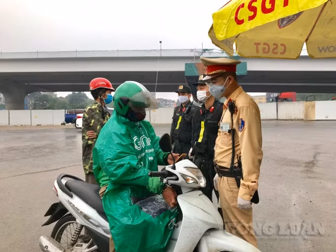 Cán bộ chiến sĩ kiểm soát, nhắc nhở người dân chấp hành nghiêm các quy định phòng chống dịch bệnh Covid-19