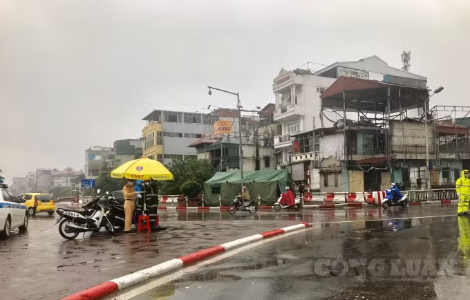 Chốt kiểm soát số 25 tại đầu cầu Chương Dương phía quận Hoàn Kiếm hướng ra ngoại thành