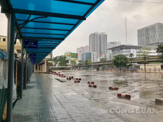 Ghi nhận thực tế của PV Báo Nhà báo và Công luận, trong sáng ngày 2/4, mọi hoạt động vận tải hành khách của Bến xe khách Mỹ Đình đã tạm dừng hoàn toàn. Khu vực đón trả khách của xe buýt vắng lặng không một bóng người