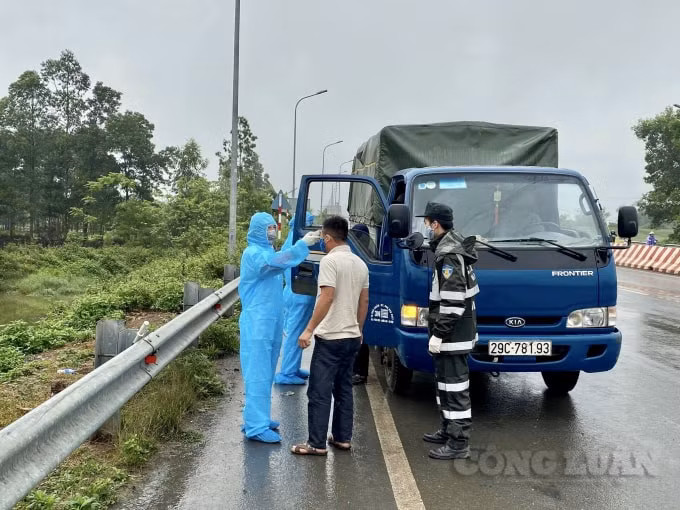 Quá trình thực hiện nhiệm vụ, các Tổ Công tác luôn tuân thủ tuyệt đối quy định hạn chế tối đa tiếp xúc, trang bị đầy đủ các thiết bị bảo hộ và các khuyến cáo của Bộ Y tế