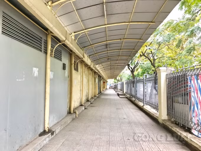 Hành lang dẫn ra khu vực trả khách của các nhà xe, đơn vị vận tải hành khách liên tỉnh tuyến cố định vắng bóng người, rộng thênh thang