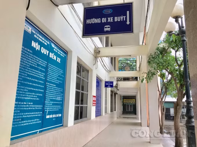 Những dãy hành lang nhộn nhịp người đi lại mỗi ngày giờ đây im lìm, không một bóng người