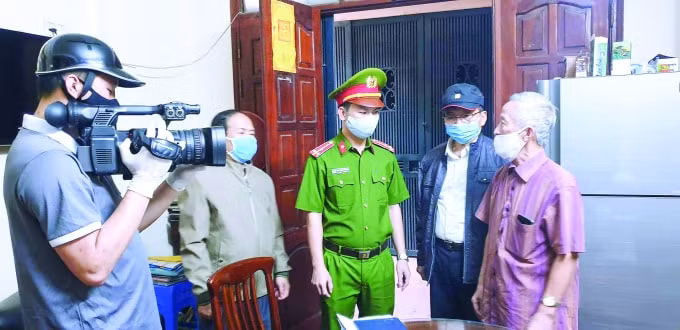 Phóng viên Duy Khánh đang tác nghiệp tại một hộ dân ở phường Ngọc Hà, quận Ba Đình.