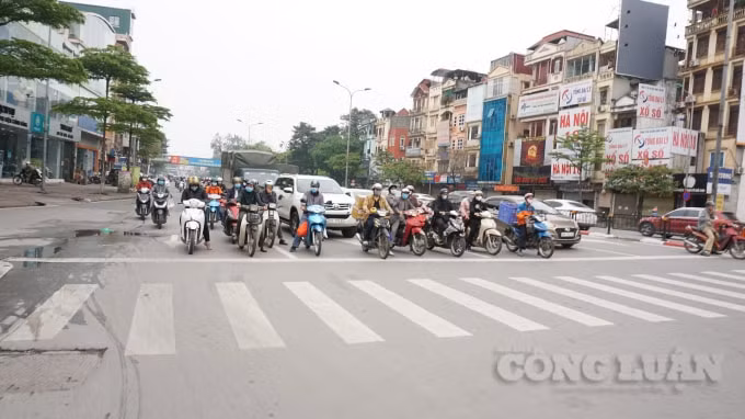 Trên phố Tây Sơn hàng quán đóng cửa nhưng vẫn đông người qua lại. Ảnh H.Lonng.