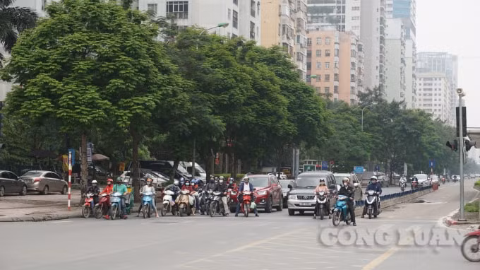 Phố Lê Văn Lương cũng đông đúc không kém. Ảnh H.Long.