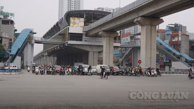 Rất đông người và xe tham gia giao thông trên đường Nguyễn Trãi. Ảnh H.Long.