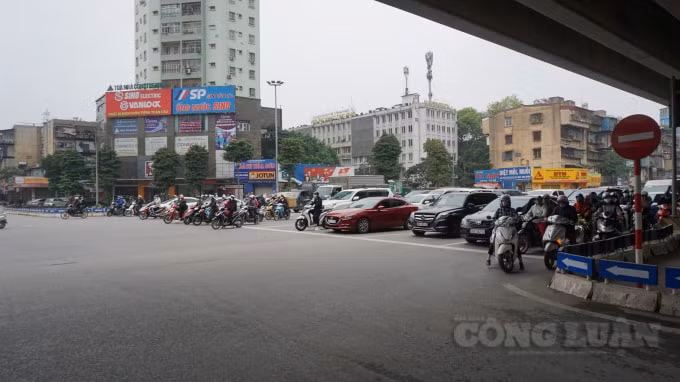 Tại ngã tư Nguyễn Trãi - Khuất Duy Tiến các phương tiện đứng kín đường chờ tín hiệu đèn giao thông. Ảnh H.Long.