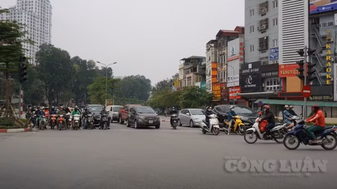 Lượng phương tiện tham gia giao thông đã đông đúc trở lại. Ảnh chụp lúc 10h ngày 9/4 tại Ngã tư Sở. Ảnh H.Long.