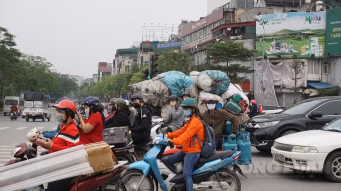 Tại nút giao Tôn Đức Thắng lối ra phố Xã Đàn lượng phương tiện tăng đột biến. Ảnh H.Long.