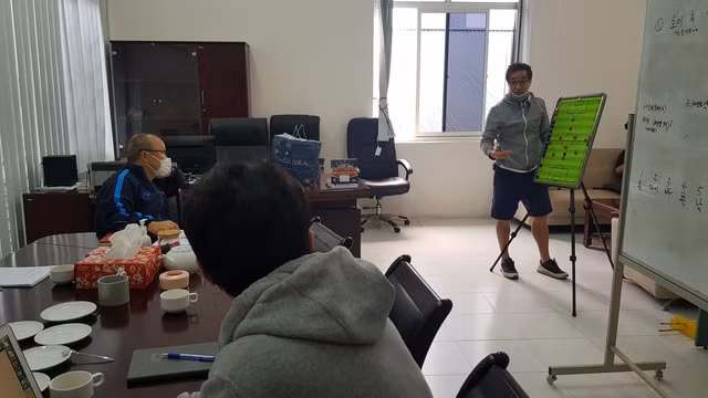 Ban huấn luyện cũng thường xuyên có những trao đổi, phản biện về các phương án được đưa ra. Sơ đồ 3 trung vệ để đảm bảo sự chắc chắn và triển khai bóng từ tuyến dưới vẫn được ông Park ưu tiên sử dụng
